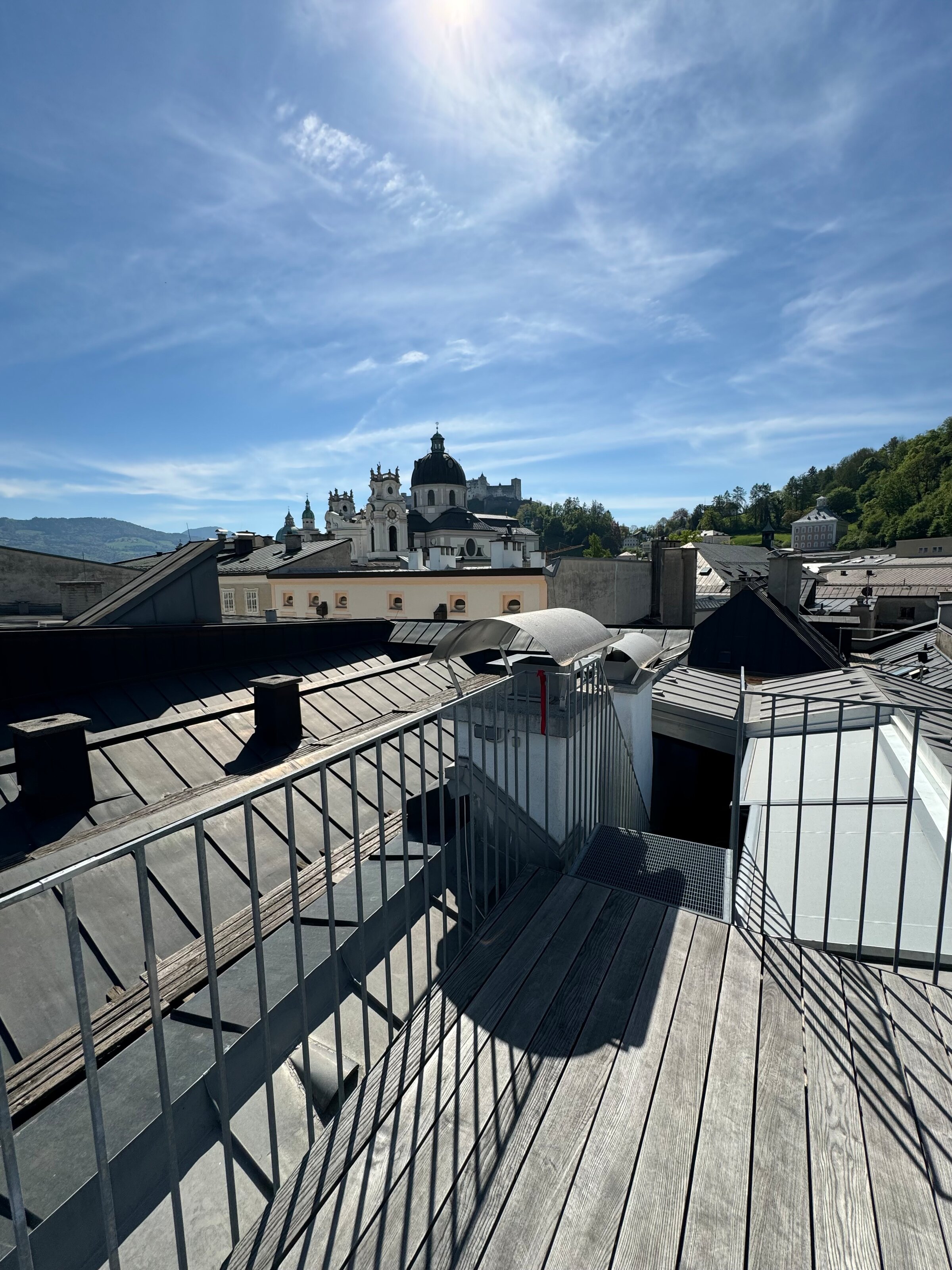 Dachterrasse mit Blick auf Salzburgs Altstadt & Dom – 3-Zimmer Wohnung, Kurzzeitmiete, Wohnen auf Zeit für 1 bis 6 Monate