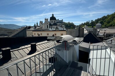 Dachterrasse mit Blick auf Salzburgs Altstadt & Dom – 3-Zimmer Wohnung, Kurzzeitmiete, Wohnen auf Zeit für 1 bis 6 Monate