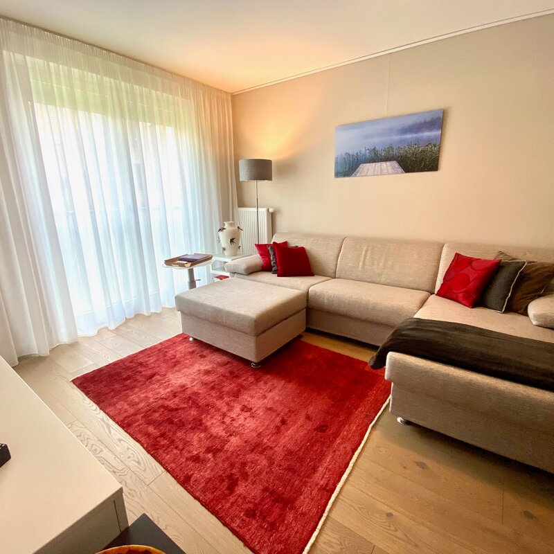 TV mit guter Soundanlage, Sofa mit Doppelbettfunktion | © Richard Nikolaus