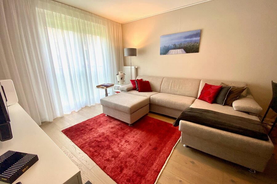 TV mit guter Soundanlage, Sofa mit Doppelbettfunktion | © Richard Nikolaus