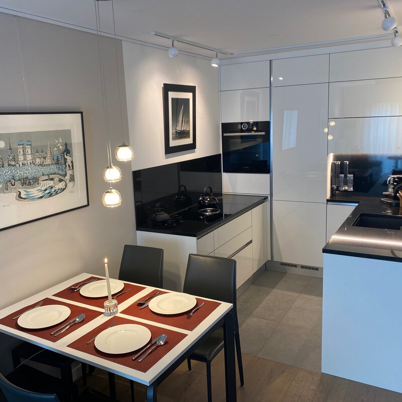 ausziehbarer Tisch und helle Küche mit modernen Geräten | © RN