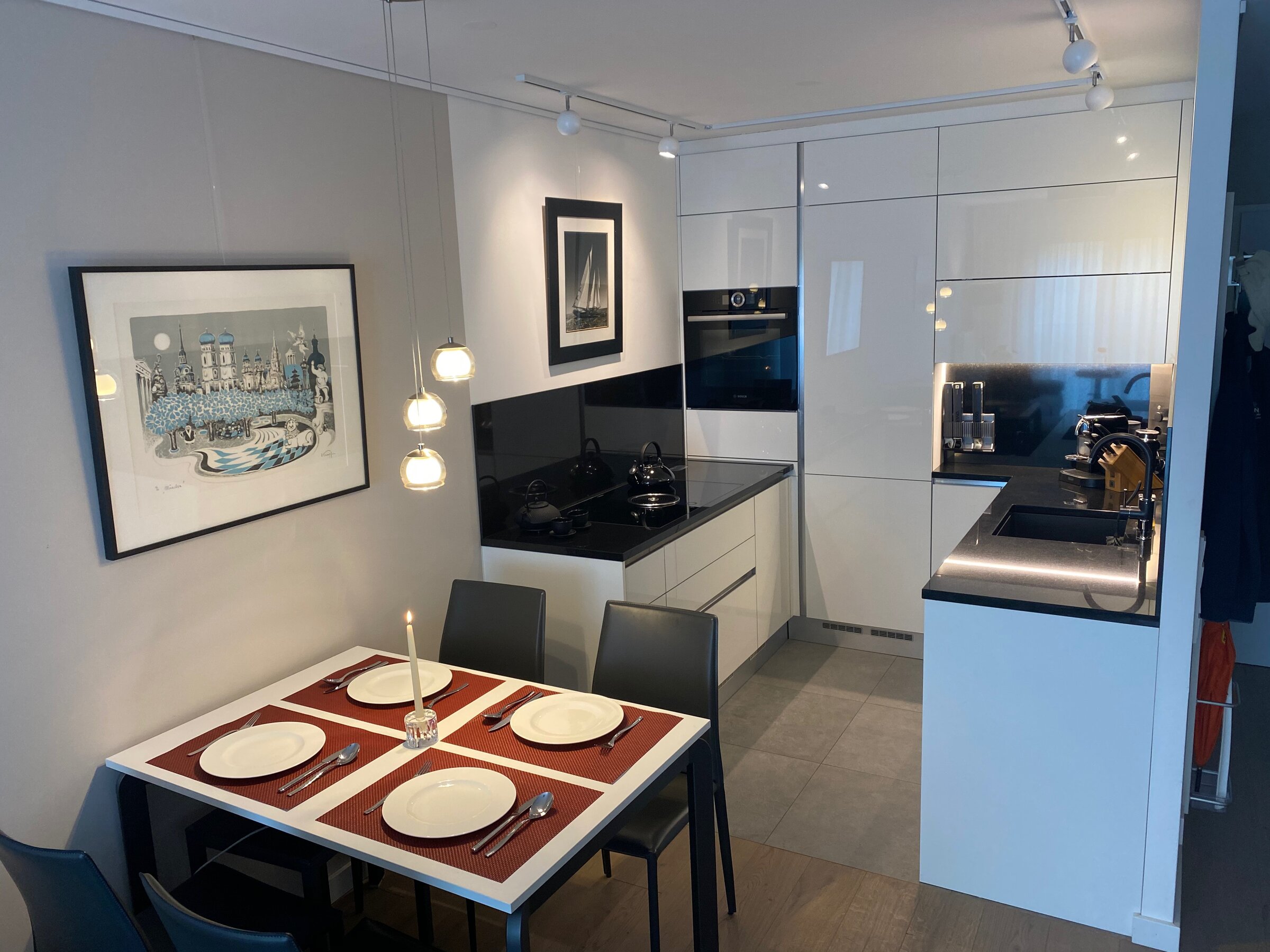 ausziehbarer Tisch und helle Küche mit modernen Geräten | © RN