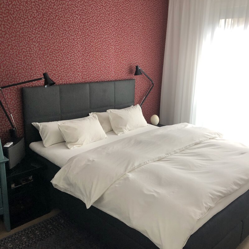 modernes Boxspringbett. absolute Verdunkelung möglich! | © RN