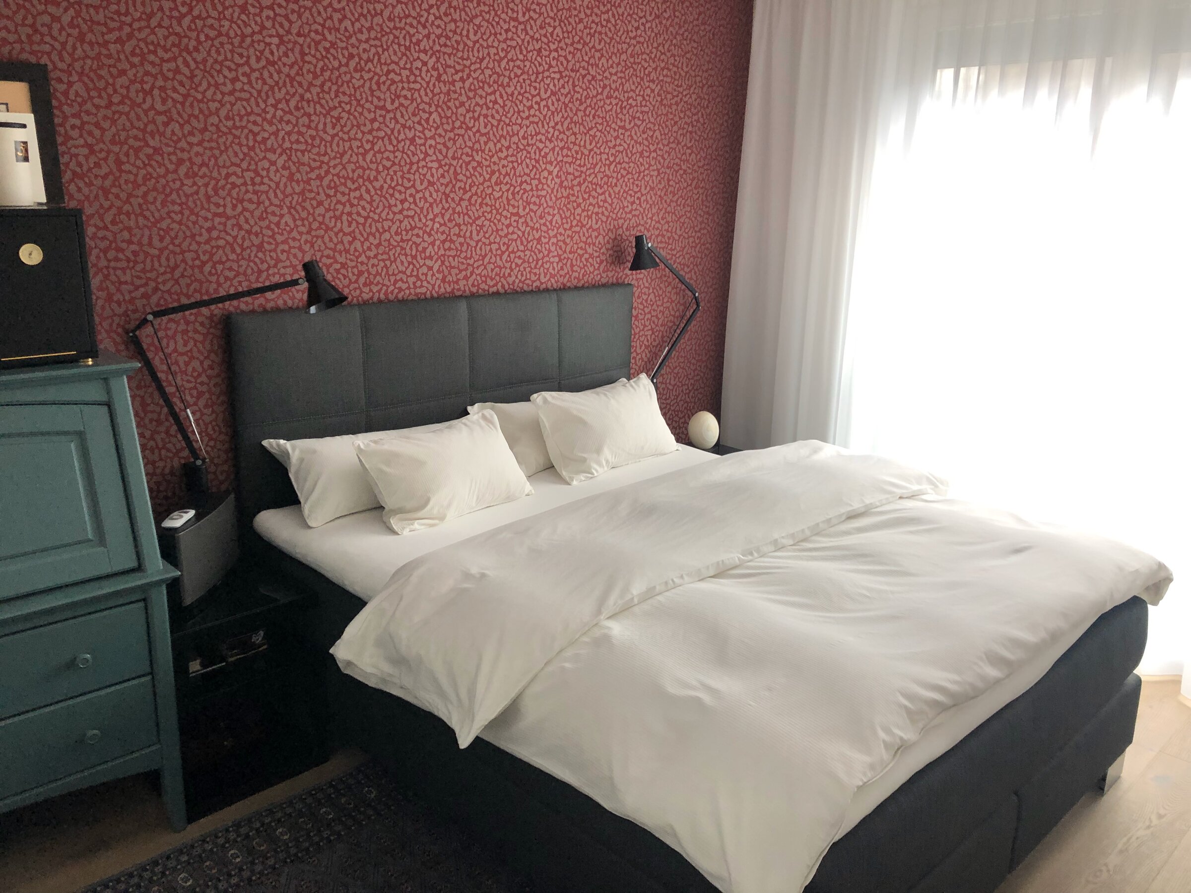 modernes Boxspringbett. absolute Verdunkelung möglich! | © RN