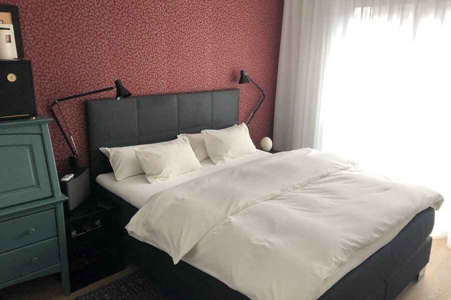 modernes Boxspringbett. absolute Verdunkelung möglich! | © RN