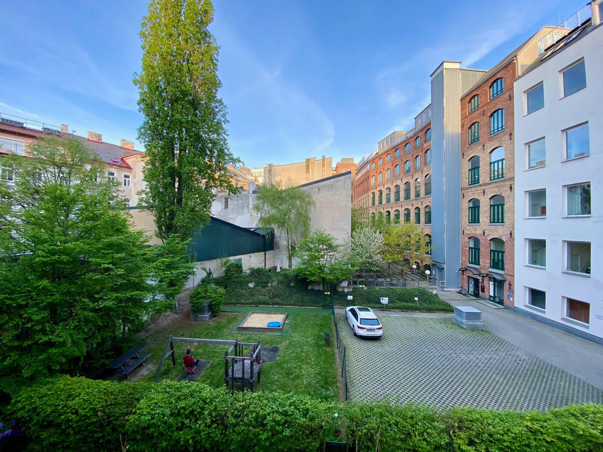 in den ruhigen Innenhof | © RN