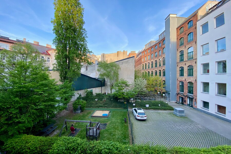 in den ruhigen Innenhof | © RN