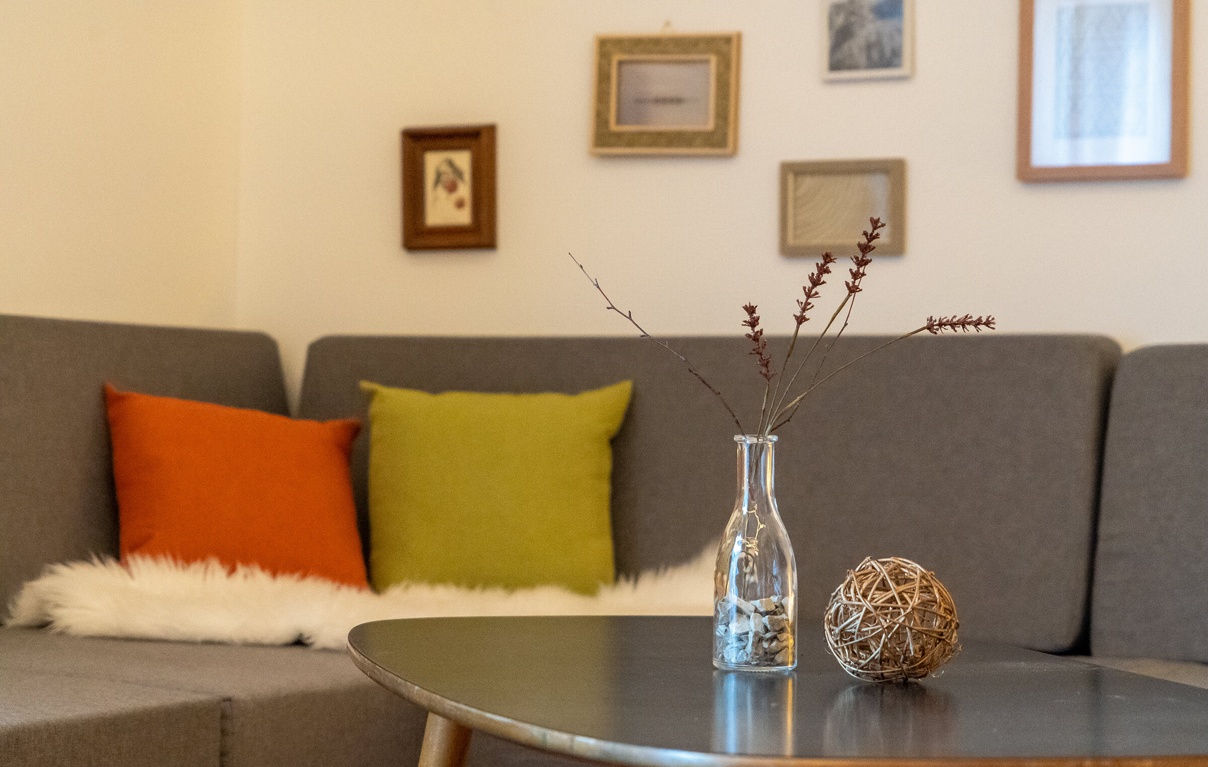 Stylish living room with sofa & decor – 2-room apartment for short-term rental & temporary housing for 1 to 6 months in Bad Aussee