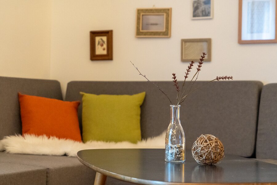 Stylish living room with sofa & decor – 2-room apartment for short-term rental & temporary housing for 1 to 6 months in Bad Aussee