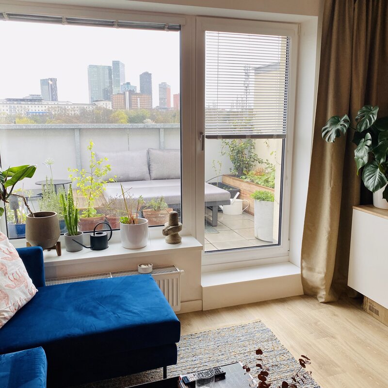 Wohnzimmer mit Blick auf die große Dachterrasse  | © Tom Arnold 
