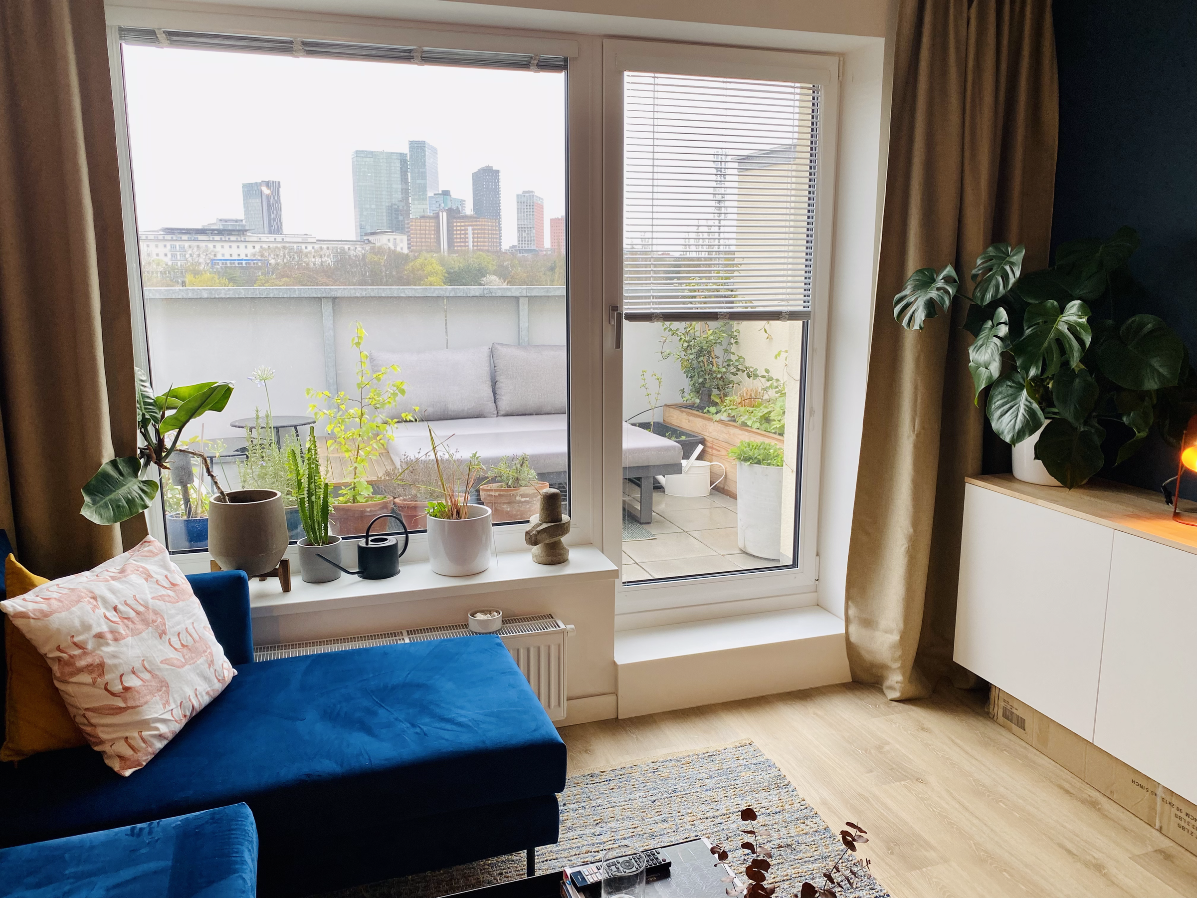 Wohnzimmer mit Blick auf die große Dachterrasse  | © Tom Arnold 