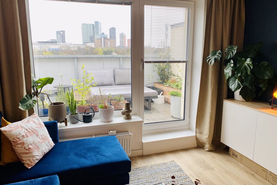 Wohnzimmer mit Blick auf die große Dachterrasse  | © Tom Arnold 