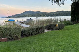 Große Wiese mit Steg | © Alice Dobias