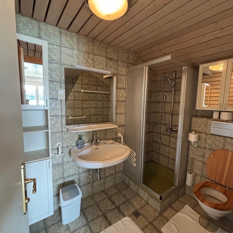 Badezimmer mit Dusche