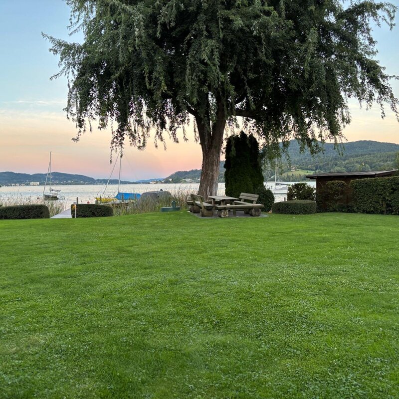 Begehbares großes Grundstück mit Holztisch