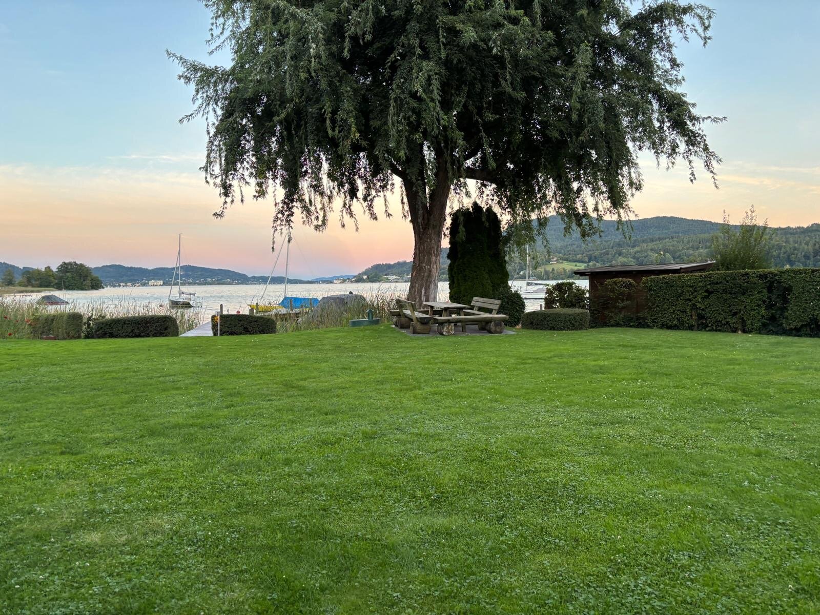 Begehbares großes Grundstück mit Holztisch