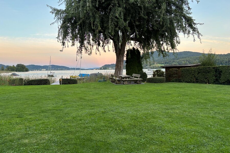 Begehbares großes Grundstück mit Holztisch