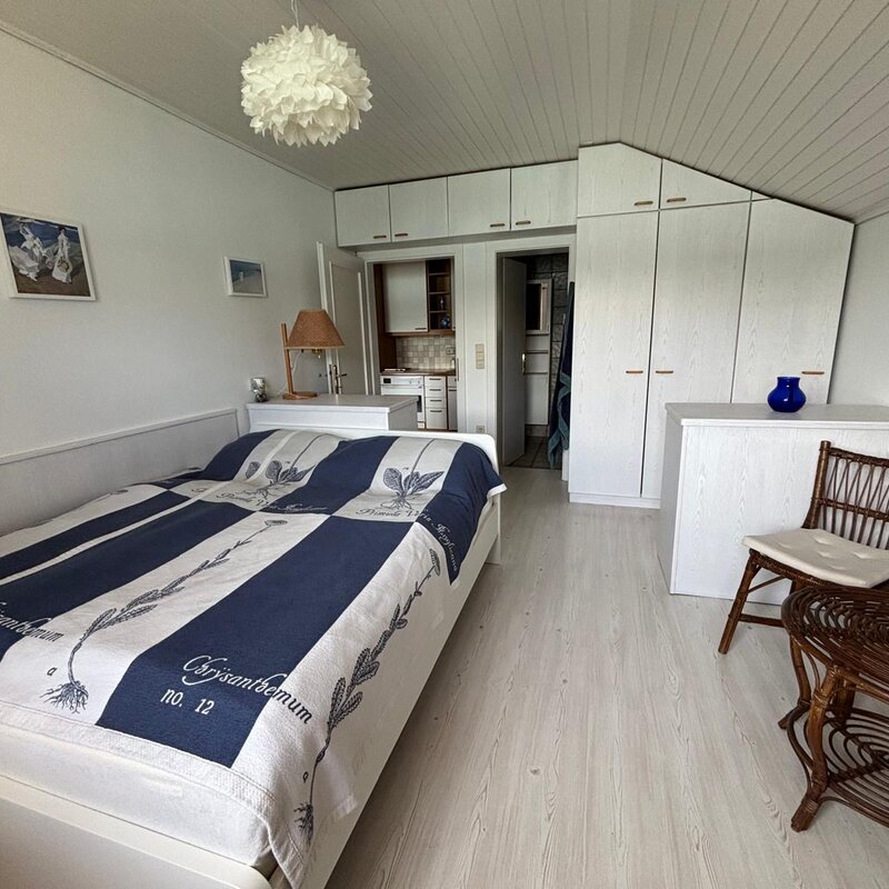 Schlafzimmer mit geräumigen Kästen 