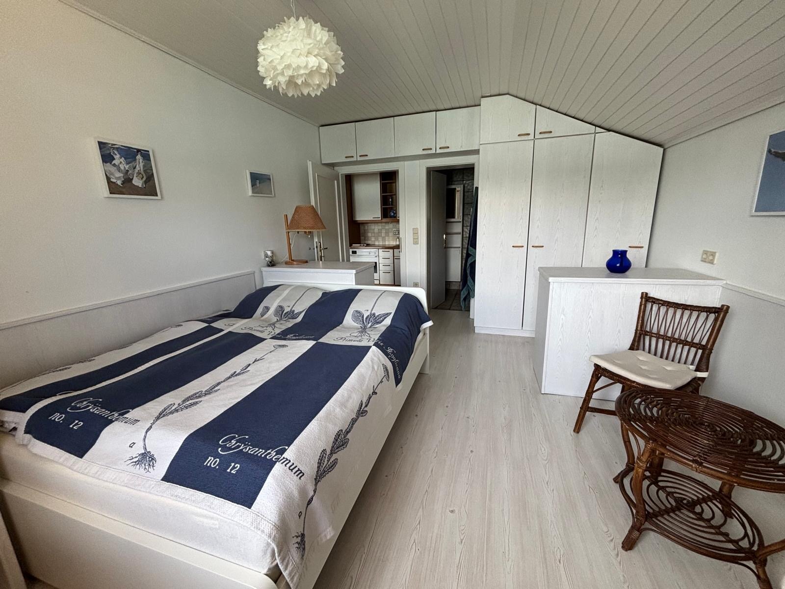 Schlafzimmer mit geräumigen Kästen 