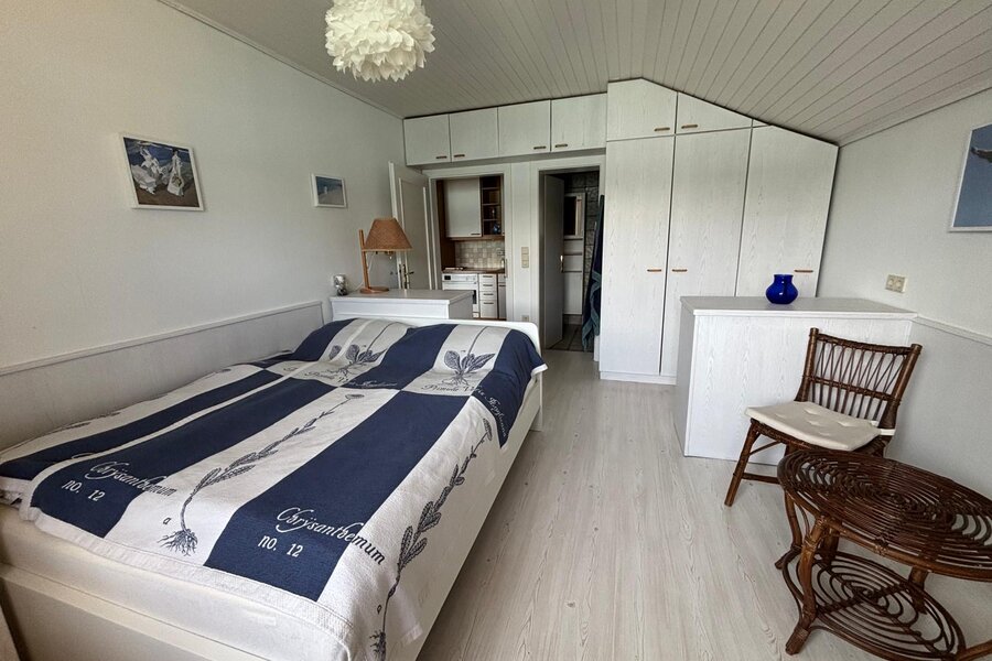 Schlafzimmer mit geräumigen Kästen 