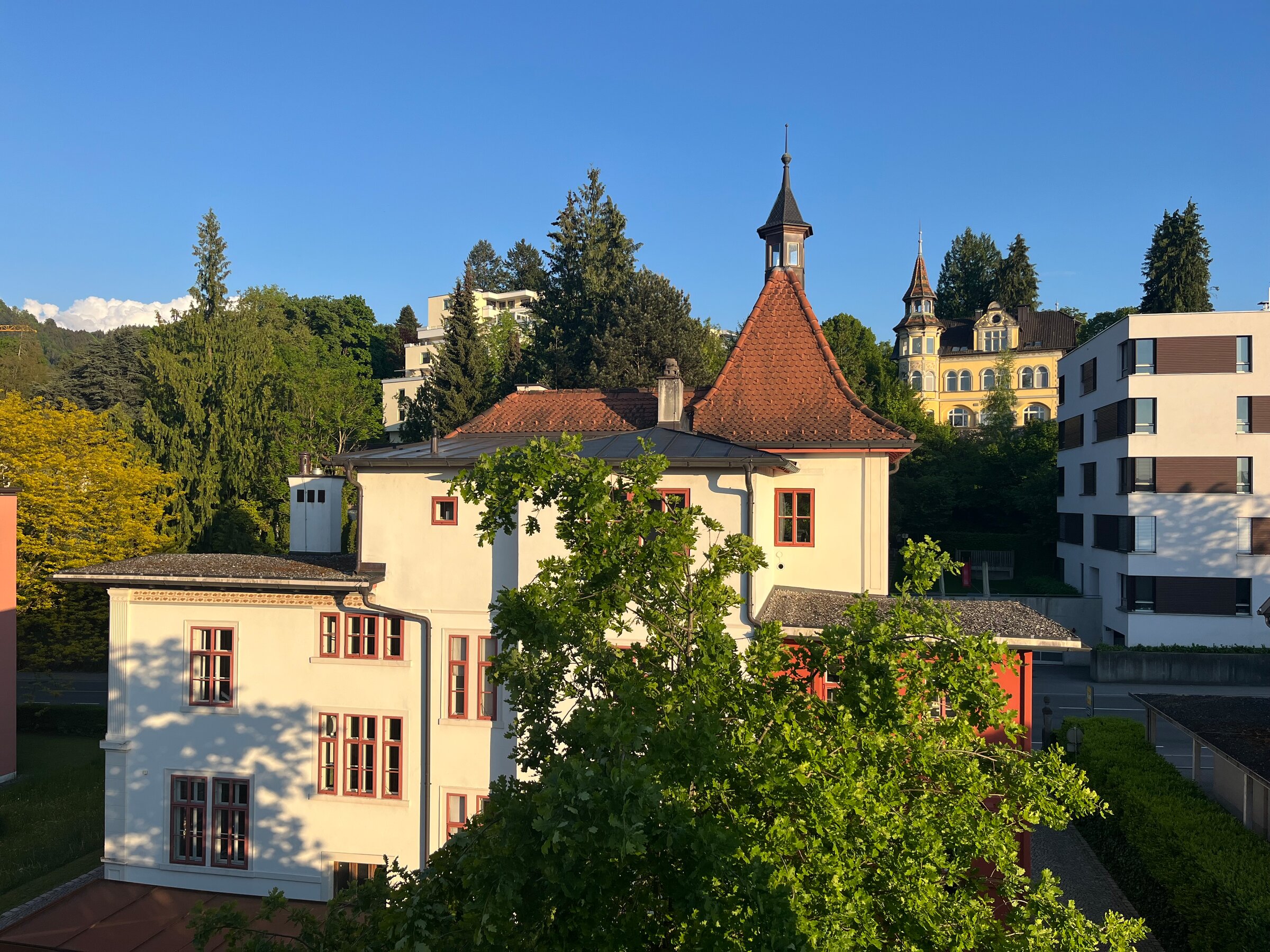 Historic building with tower and green surroundings – 1-room apartment for short-term rental in Bregenz, temporary housing 1 to 6 months