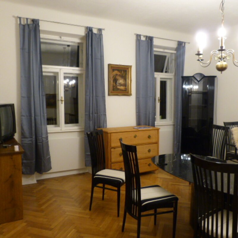 Tisch mit 8 Sitzplätzen