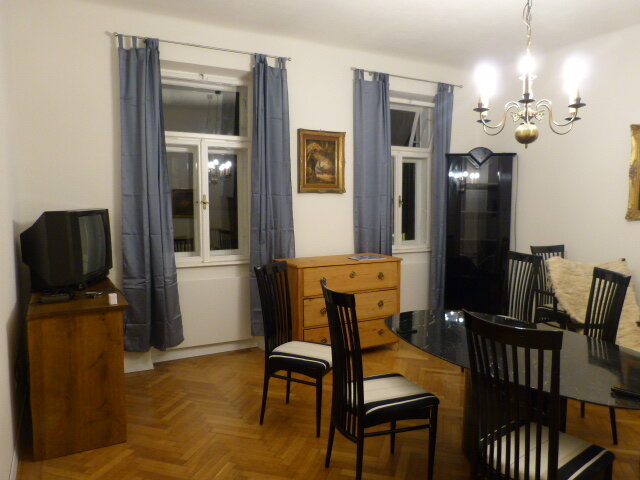 Tisch mit 8 Sitzplätzen