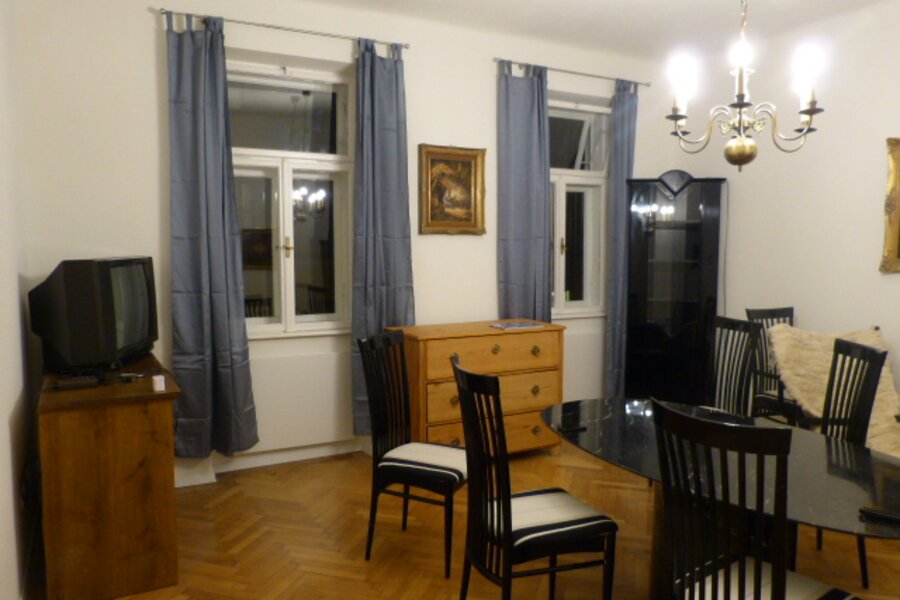 Tisch mit 8 Sitzplätzen