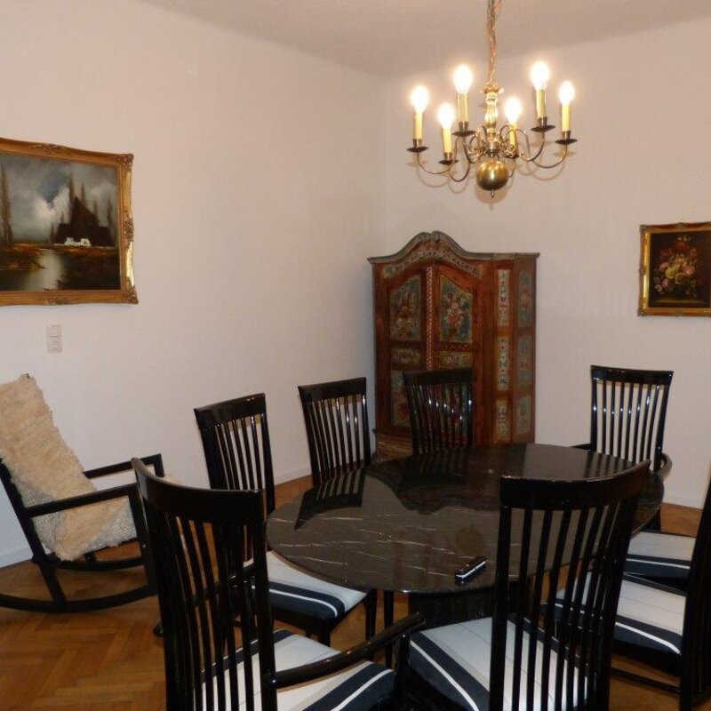 Tisch mit 6 Sitzplätzen