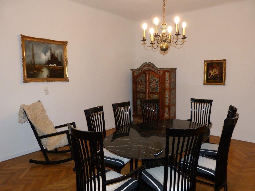 Tisch mit 6 Sitzplätzen