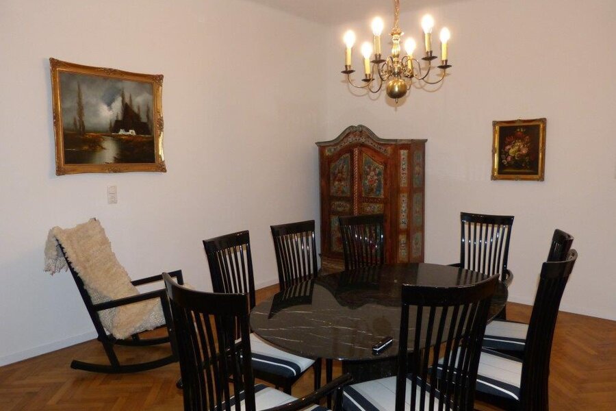 Tisch mit 6 Sitzplätzen