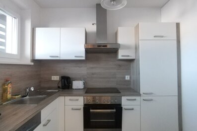 Bright fitted kitchen in 2-room apartment – short-term rental & temporary housing for 1 to 6 months in Graz