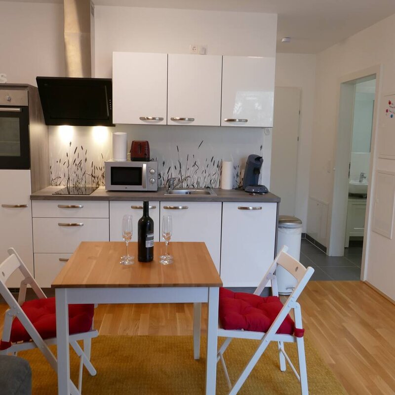 Küche m. Backofen, Herd, Geschirrspüler