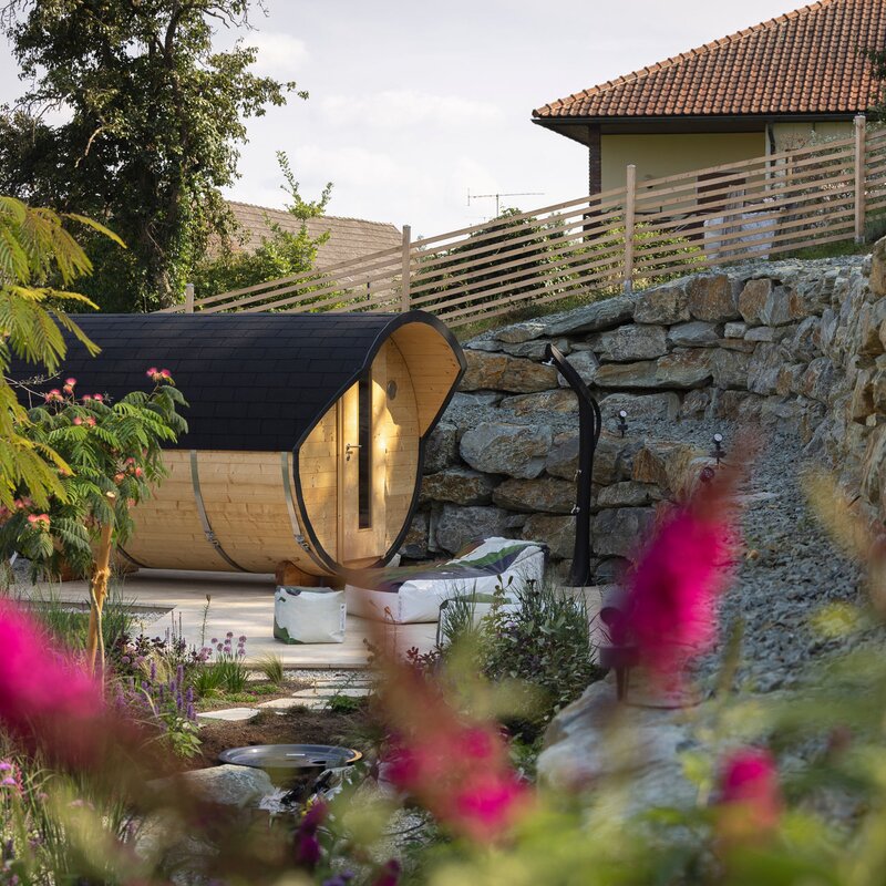 Fass-Sauna im Garten | © Robert Brünner