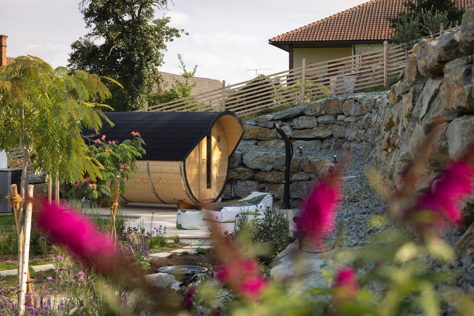 Fass-Sauna im Garten | © Robert Brünner