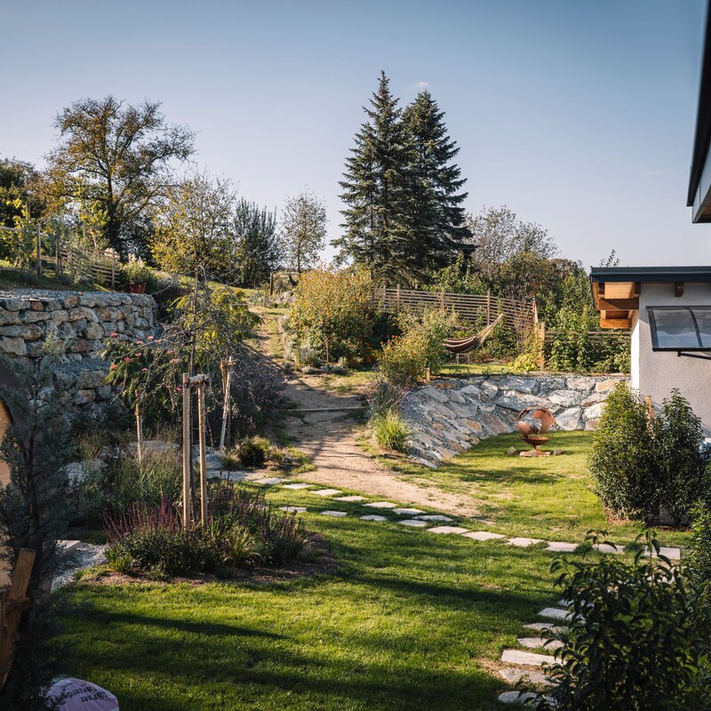 Aussenansicht Garten und Finy Home | © Robert Brünner