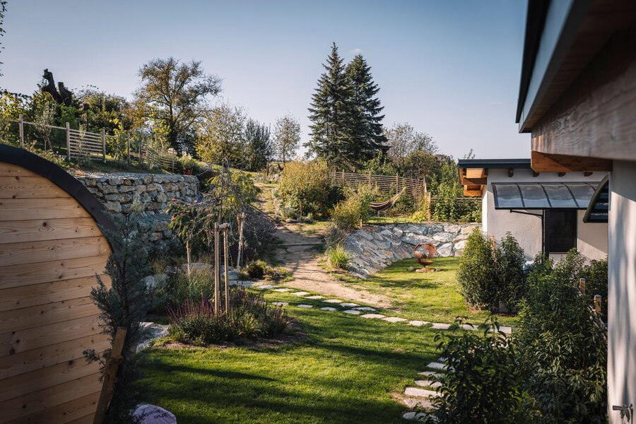 Aussenansicht Garten und Finy Home | © Robert Brünner