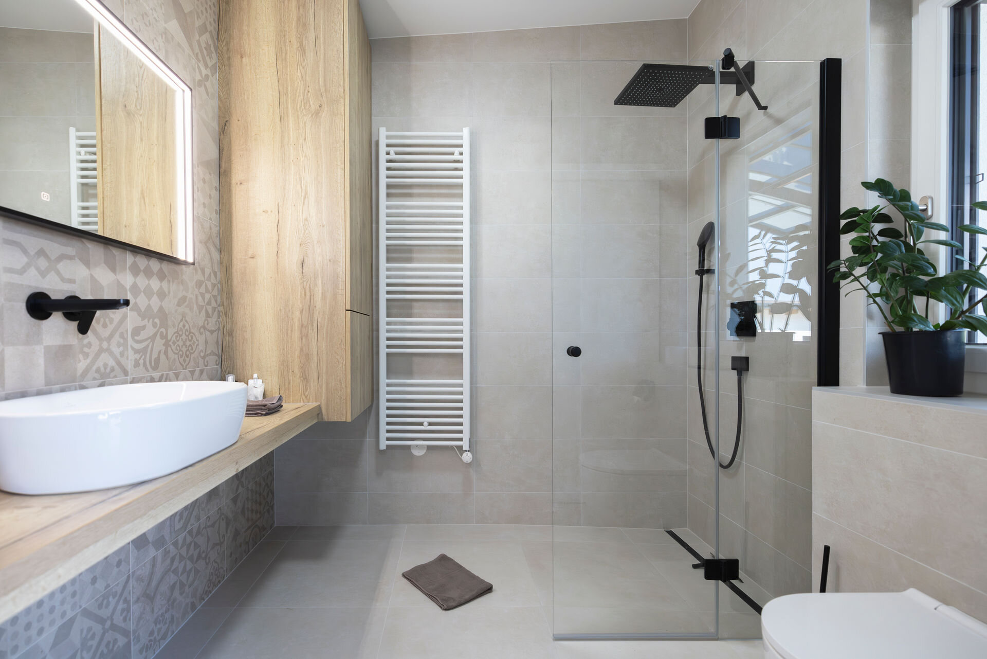 Regendusche, beleuchteter Spiegel, WC, Waschtisch, Safe, Haartrockner, Shampoo und Kosmetikartikel | © Robert Brünner