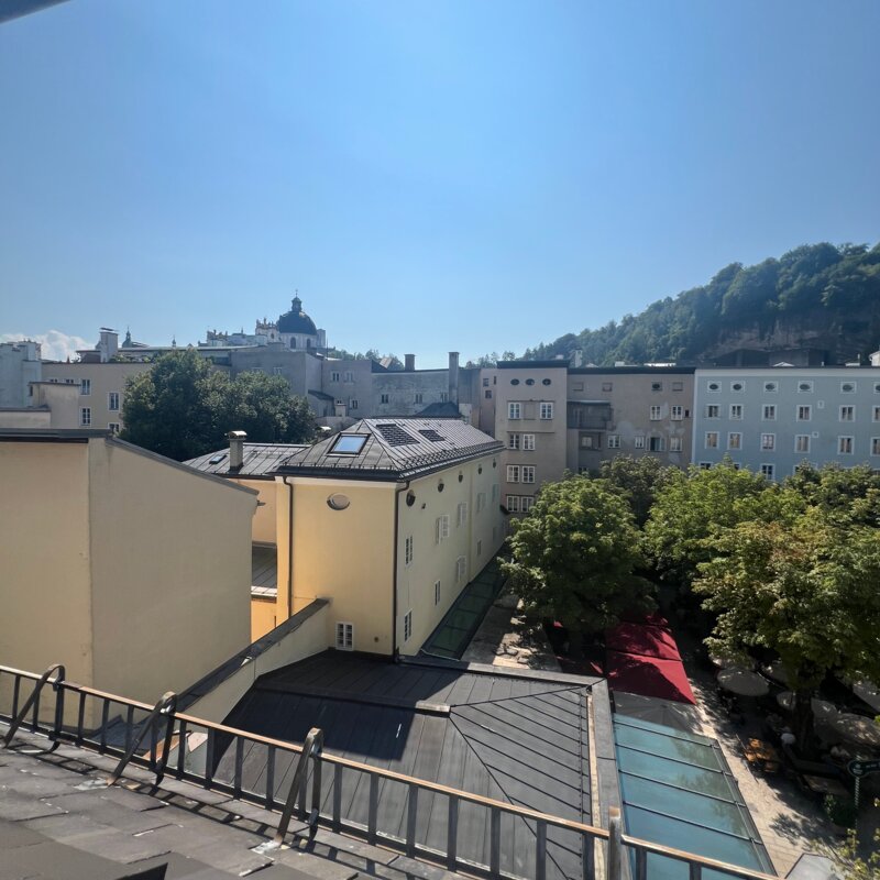 Rooftop view over Salzburg's old town – 4-room apartment for short-term rental in Salzburg, temporary housing for 1 to 6 months.