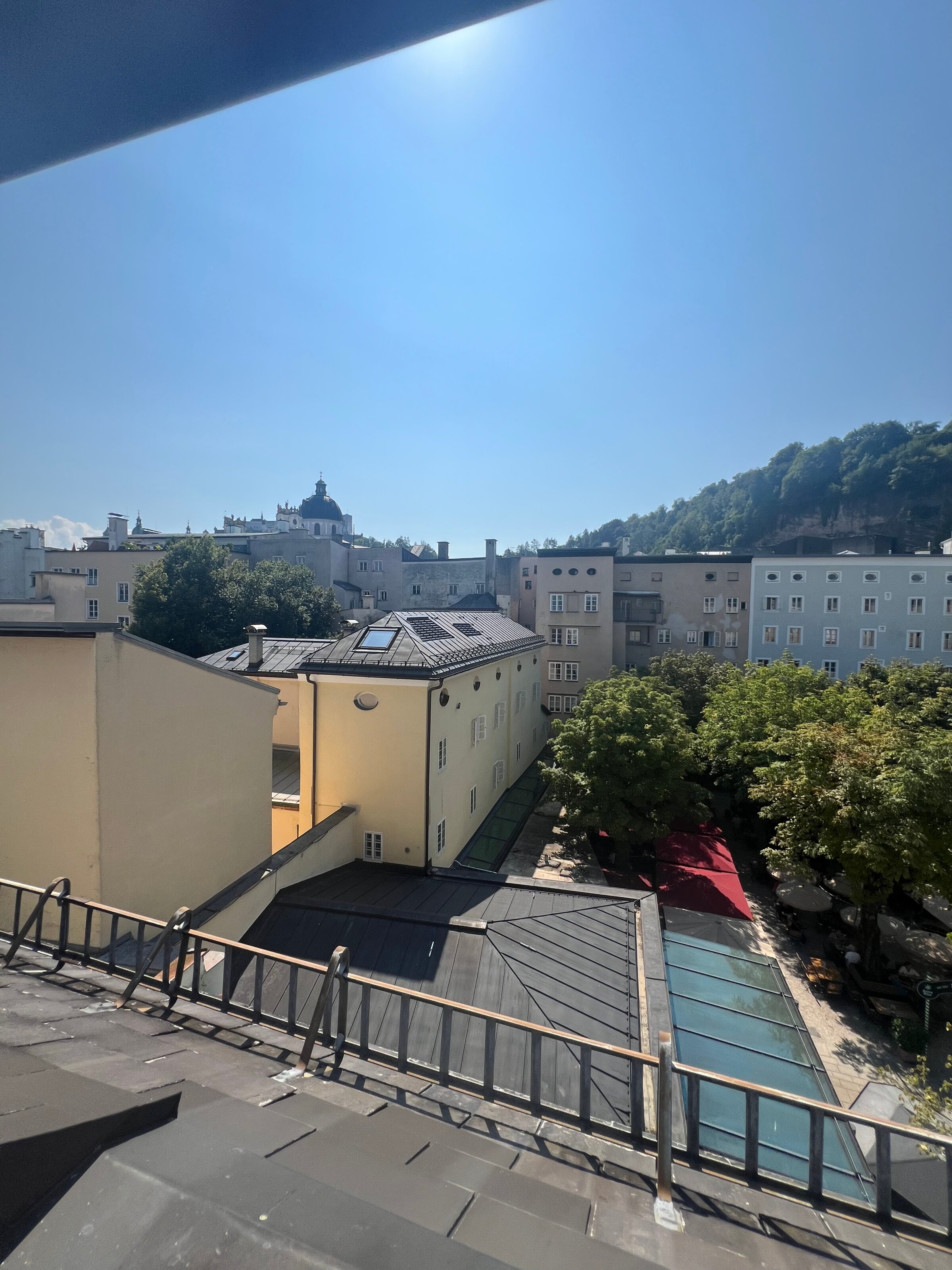 Rooftop view over Salzburg's old town – 4-room apartment for short-term rental in Salzburg, temporary housing for 1 to 6 months.