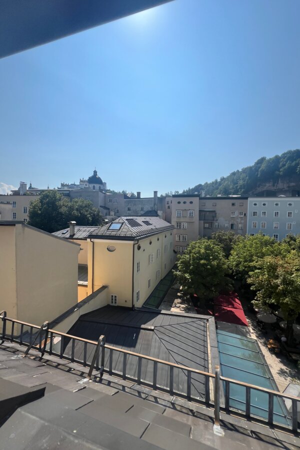 Rooftop view over Salzburg's old town – 4-room apartment for short-term rental in Salzburg, temporary housing for 1 to 6 months.