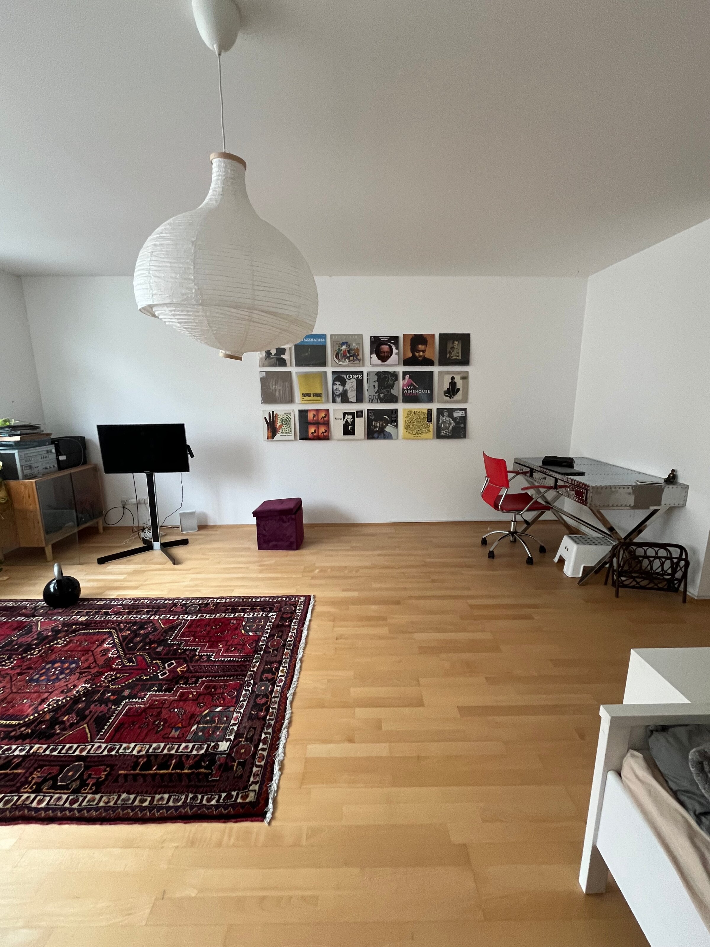 Helles Wohnzimmer mit Parkettboden & Vinylwand – 1-Zimmer Wohnung für Kurzzeitmiete & Wohnen auf Zeit 1 bis 6 Monate in Wien