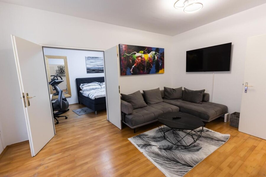 Das geräumige Wohnzimmer des Appartments.
