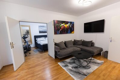 Das geräumige Wohnzimmer des Appartments.