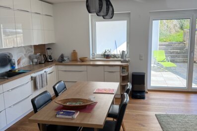 Heller Wohn-Essbereich mit moderner Küche – 2-Zimmer Wohnung zur Kurzzeitmiete in Koppl, Wohnen auf Zeit 1 bis 6 Monate