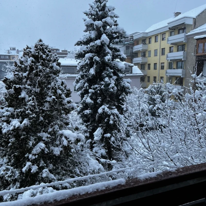 Balkonblick nach Schneefall bis in die Stadt
