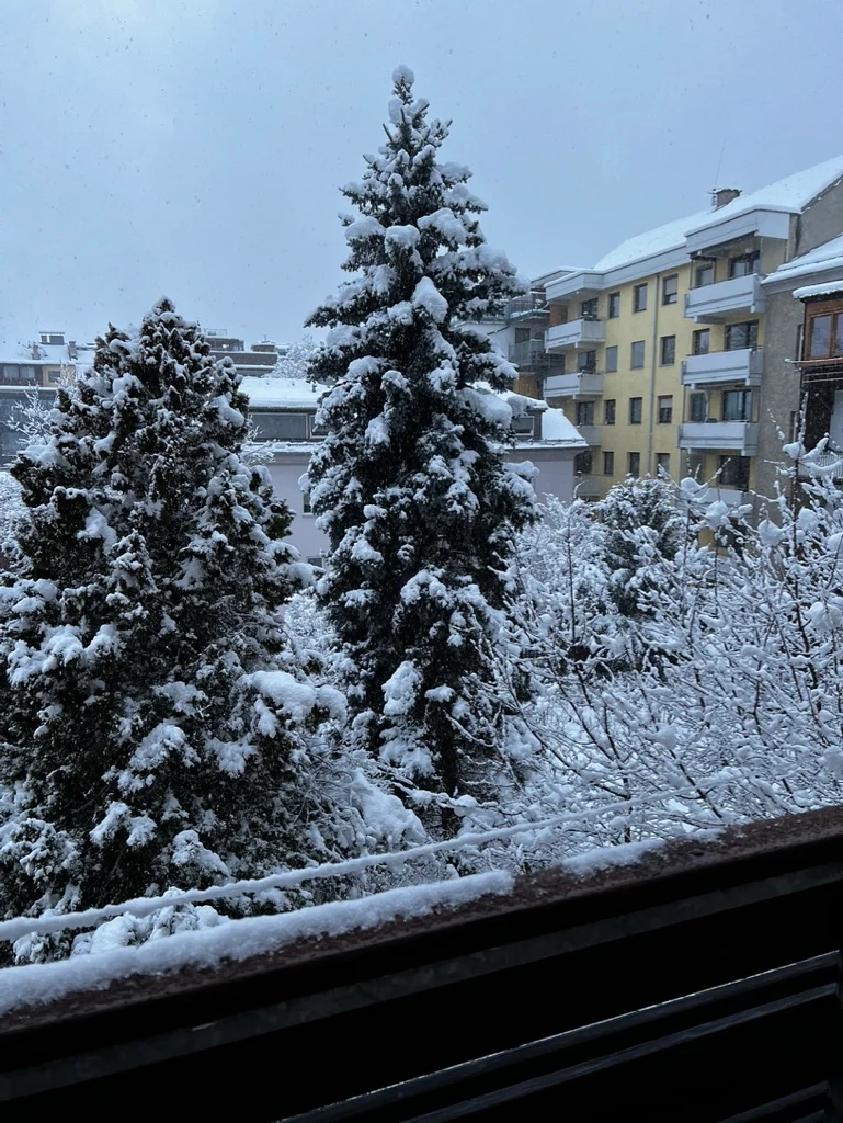 Balkonblick nach Schneefall bis in die Stadt