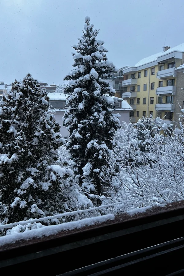 Balkonblick nach Schneefall bis in die Stadt