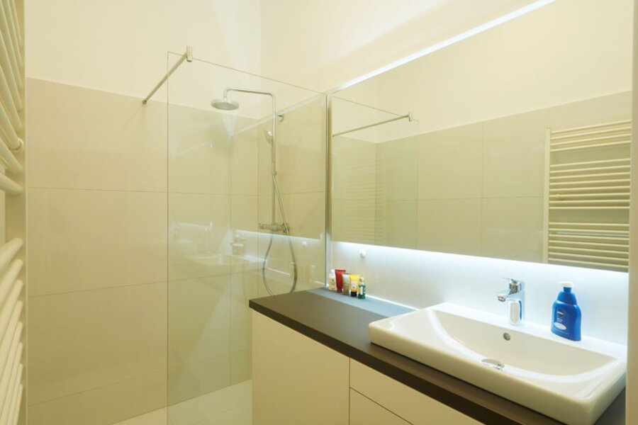 Badezimmer mit begehbarer Dusche