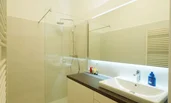 Badezimmer mit begehbarer Dusche